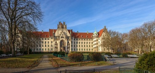 Vorbild Albrechtsburg in Meißen: Das Amtsgericht am W - Urheber @ ebenart